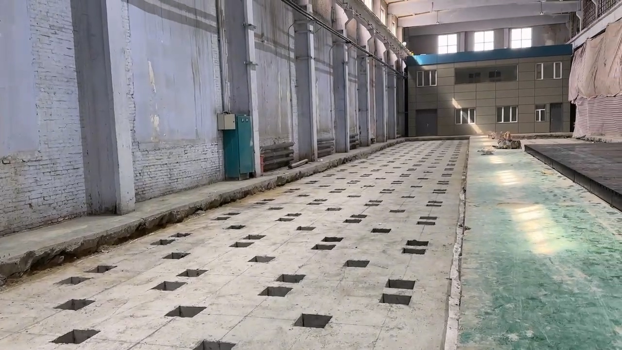 哈爾濱電機(jī)廠，應(yīng)用我公司高強(qiáng)無收縮灌漿料，對(duì)水輪機(jī)室廠房實(shí)驗(yàn)室基礎(chǔ)平臺(tái)，進(jìn)行地腳螺栓錨固